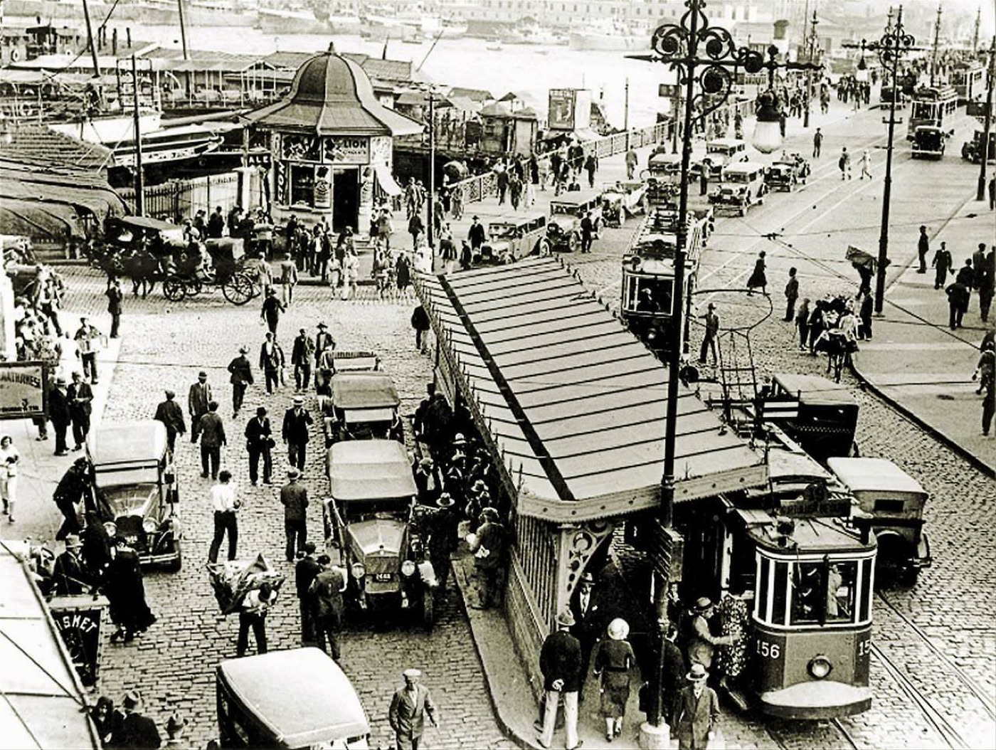 1930lu yillarda galata koprusu eminonu