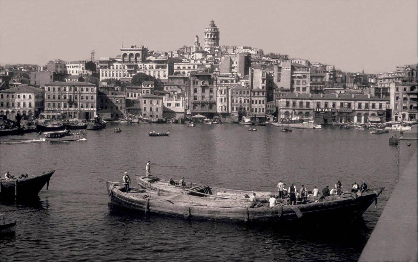 7098 1940larda kopruden galataya bakis ve mavnalar
