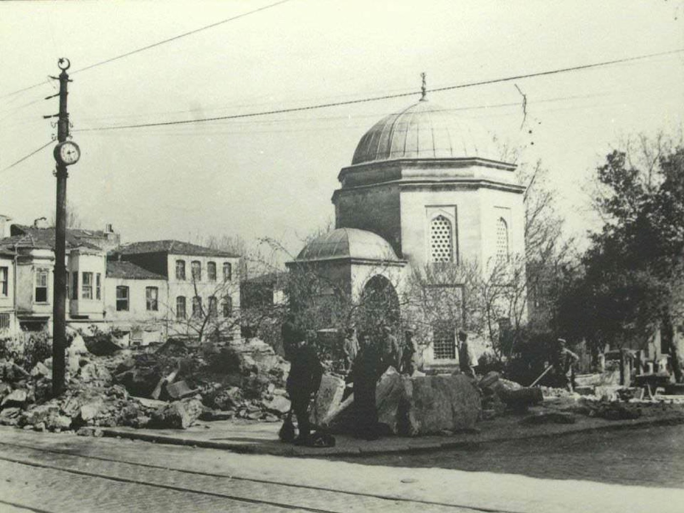 barbaros hayrettin pasa turbesi duvarlari yikilirken besiktas 1930 civari