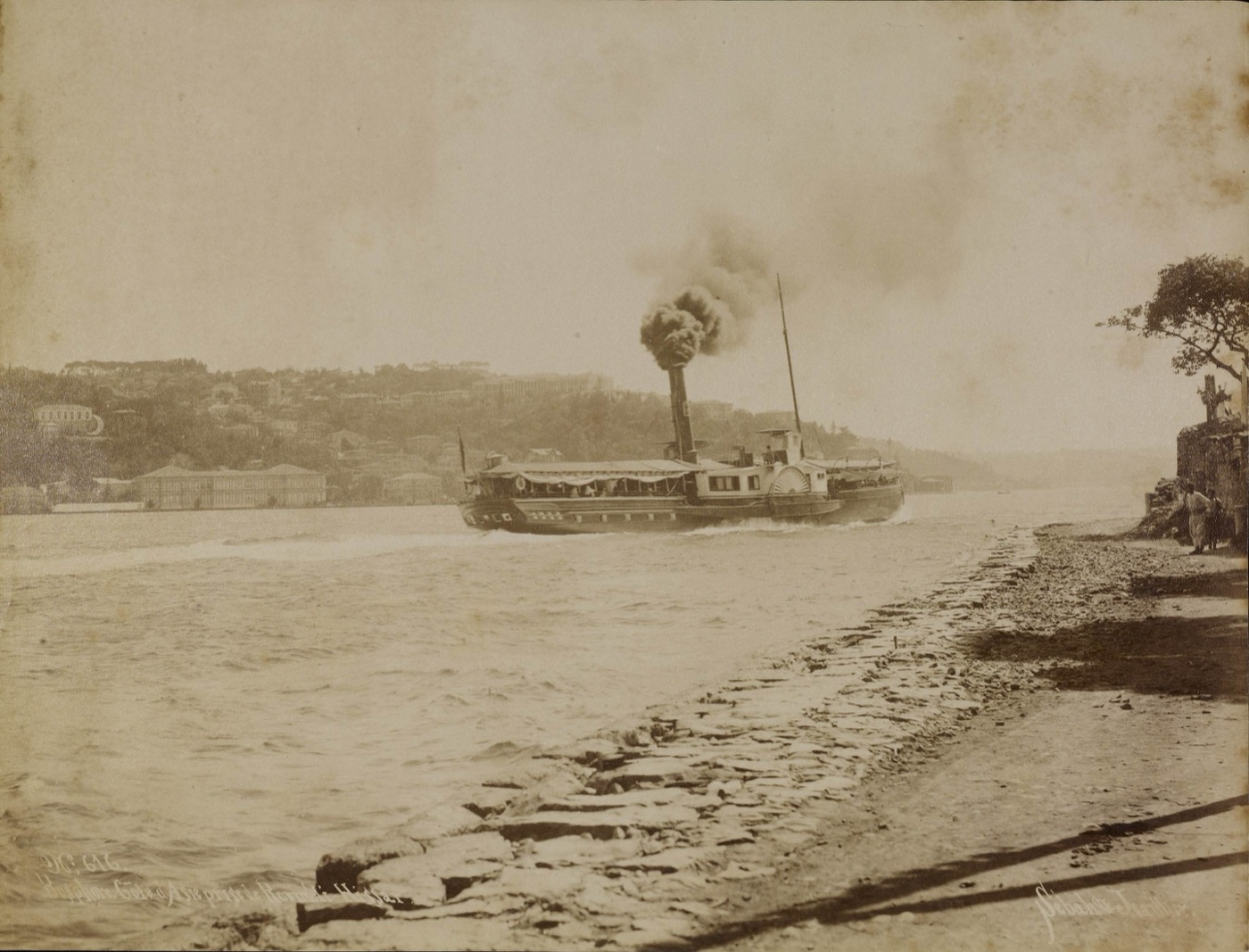 kandilli aciklarinda yandan carkli vapur sebah ve joaillier fotografi