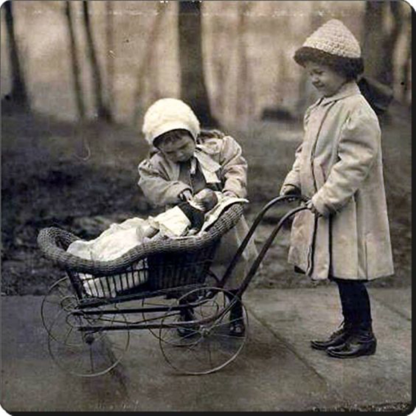 tasbebekle oynayan cocuklar 1930lar